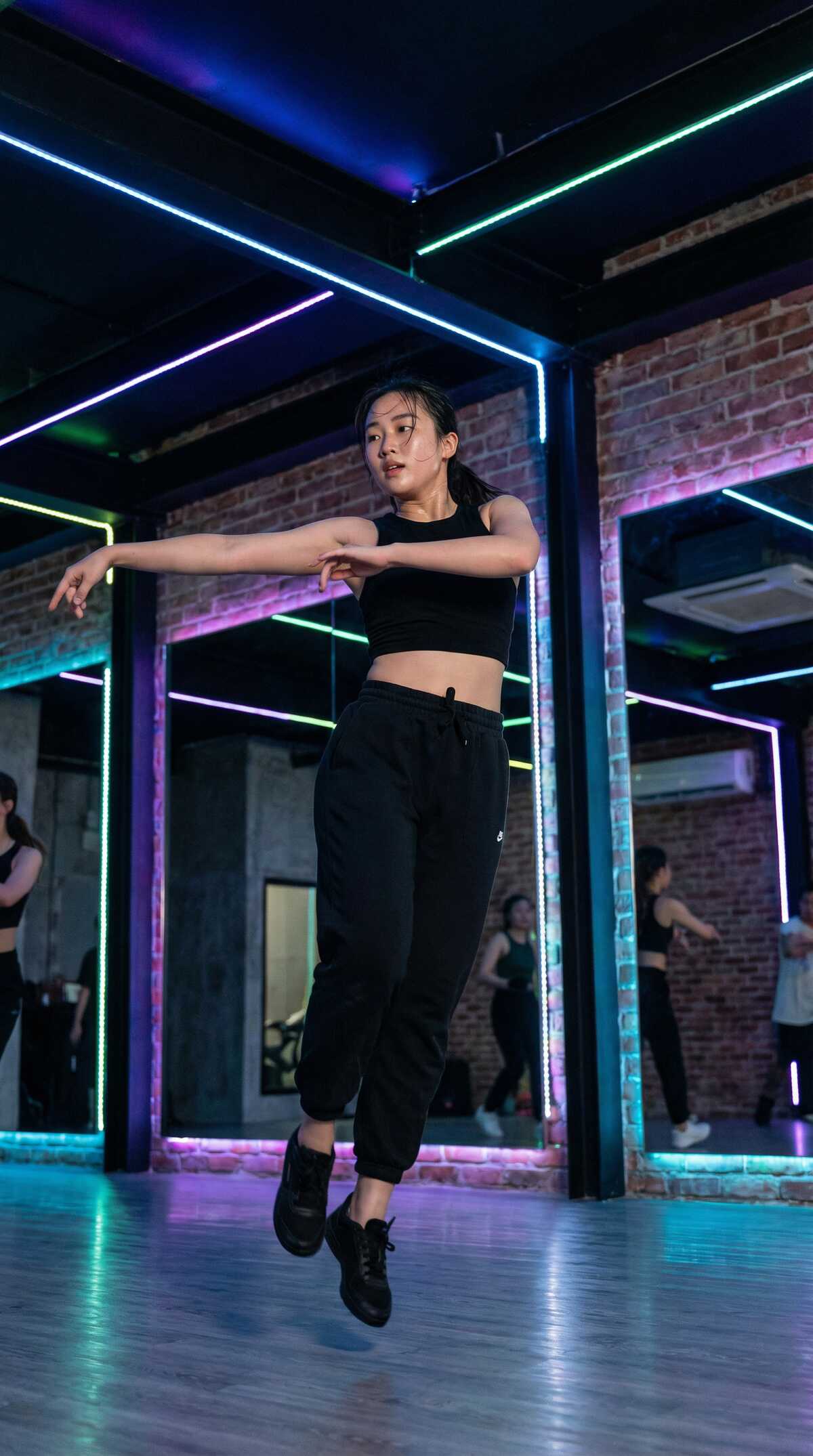 黑丝文化研究员周雅文